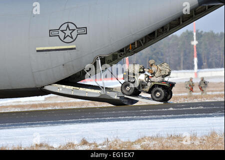 U.S. Air Force Tech. Le Sgt. Stephen Nelson du 435ème Groupe d'intervention d'urgence CRG durs un véhicule tout-terrain sur un U.S. Air Force C-130J Hercules cargo) au cours de l'exercice au CRG 435ème base aérienne de Ramstein, en Allemagne, le 31 janvier 2012. Le but de l'exercice était de former les membres de première intervention dans la construction d'un aérodrome de déploiement. Navigant de première classe Caitlin O'Neil-McKeown Banque D'Images