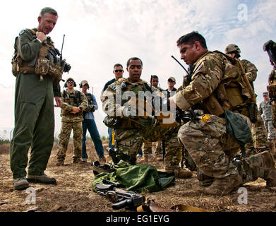 Les cadres supérieurs de l'US Air Force et de l'aviateur américain John Flagg Senior Airman Ramon Torres, du 919th escadron des Forces de sécurité, d'expliquer leurs méthodes de collecte de données de l'US Air Force à Brigue. Le général William Binger, le 10e commandant de l'Armée de l'air, après un exercice de récupération prisonnier à duc champ, en Floride, le 23 février 2012. Le général Binger a été donné un aperçu direct de la collecte de preuves les procédures effectuées tout au long d'une agression composé après qu'il est sécurisé et le prisonnier a été récupérée. Tech. Le Sgt. Samuel King Jr. Banque D'Images