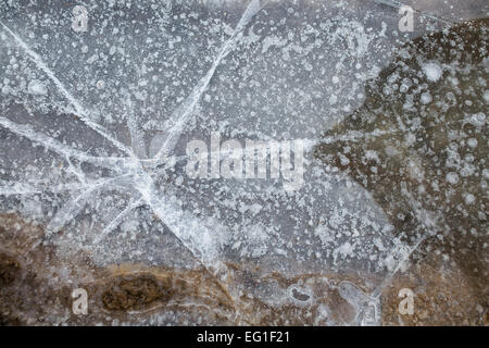 La glace brisée sur la route Banque D'Images