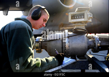 U.S. Air Force d'un membre de la 1re classe Ryan Lee, un 86e Escadron de préparation logistique de distribution de carburants de l'opérateur mobile, documents question quantité après un ravitaillement U.S. Air Force C-17 Globemaster III cargo) à Ramstein Air Base AB, Allemagne, le 6 mars 2012. Aviateurs affectés à la gestion des combustibles de ravitaillement en vol sont responsables de tous les avions à Ramstein AB, 24 heures par jour, sept jours par semaine. L'escadron a émis plus de 130 millions de gallons de carburant au cours de l'exercice 2011. Airman Brea Miller Banque D'Images