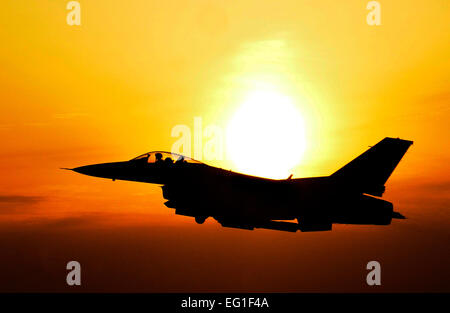 Un U.S. Air Force F-16 Fighting Falcon avions vole au-dessus de la Corée du Sud le 20 mars 2012, au cours d'un vol d'exercice dans le cadre d'un exercice de préparation opérationnelle à Kunsan Air Base AB. Exercices aident à assurer les compétences et les capacités des opérateurs, d'entretien et les organismes de soutien de Kunsan AB afin qu'elles puissent fonctionner efficacement et en toute sécurité dans les conditions de temps de guerre. Le s.. Rasheen A. Douglas Banque D'Images