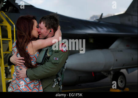 Tara Fuller baisers son mari, le capitaine Charles Fuller, lors d'un événement retour le 4 avril 2012, à Hill Air Force Base, dans l'Utah. 11 F-16 Fighting Falcon pilotes de la 421e Escadron de chasse est retourné à la base après un déploiement de six mois Kunsan Air Base, la Corée du Sud. Le s.. Julianne Showalter Banque D'Images