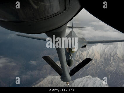 Une armée de l'air B1-B Lancer des bombardiers de l'US Air Force s'approche d'un KC-135 Stratotanker avions de ravitaillement en vol pour une transformation en plus de l'Afghanistan le 9 avril 2012. Le lancer est déployé en Afghanistan de Dyess Air Force Base, Texas, et le KC-135 est déployée sur le Centre de Transit de Manas, au Kirghizistan, à partir de la McConnell Air Force Base, Kan. Le s.. Angela Ruiz Banque D'Images