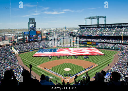 Fans cheer comme la 140e Escadre Colorado Air National Guard de Buckley Air Force Base, Colorado, approches de voler au-dessus du stade lors de l'hymne national à Coors Field pendant les match d'ouverture le 9 avril 2012. Toutes les branches de l'armée américaine réunis et tenu le drapeau pour honorer les militaires en service au pays et outre-mer. Navigant de première classe Darryl L. Bolden Jr. Banque D'Images