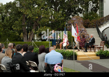 3e classe Cadet h ?tel Moranda Hern, Air Force Academy en deuxième année, prend la parole à l'occasion du premier anniversaire de collaboration cérémonie sur la pelouse Sud de la Maison Blanche, le 11 avril 2012. U.S Air Force photo de Tech. Le Sgt. Jess D. Harvey Banque D'Images