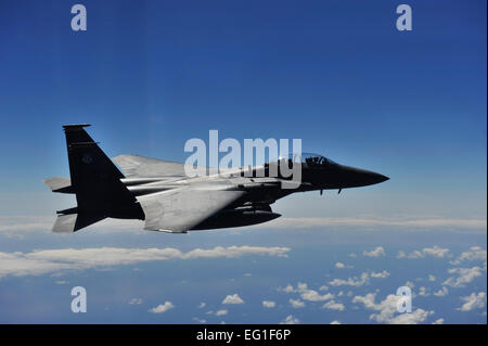 Un U.S. Air Force F-15E Strike Eagle fighter aircraft à partir de la 4e Escadre de chasse mène des opérations au cours d'une mission de formation de l'annihilation près de Seymour Johnson Air Force Base, N.C., 16 avril 2012. L'aile a généré près de 70 avions pour détruire plus de 1 000 plages de bombardement de cibles sur l'ensemble de l'état à l'occasion de la 4e Escadre de chasse est la victoire sur la Luftwaffe le 16 avril 1945. par le sergent. Eric Harris Banque D'Images