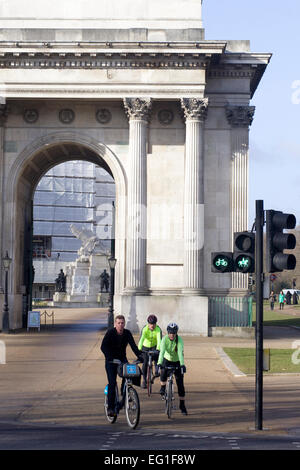 Les cyclistes de l'attente dans la population et l'croisement au Wellington Arch London England Banque D'Images