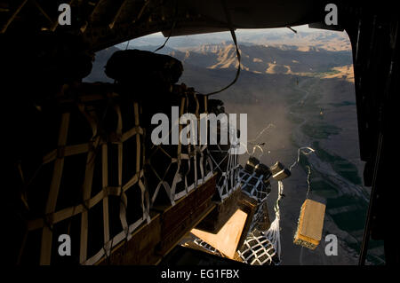 Fournitures essentielles sont livrés à un endroit inconnu en Afghanistan via airdrop par un C-17 Globemaster III, le 4 mai 2012. Le C-17 est l'une des deux plates-formes de ravitaillement aérien utilisé par l'US Air Force l'Air Mobility Division. En 2011 l'AMD réalisé l'abandon de plus de 58 000 paquets comprenant plus de 80 millions de livres de fournitures essentielles à personnel dans des postes de combat austère. Banque D'Images