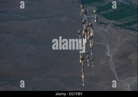 Fournitures essentielles sont livrés à un endroit inconnu en Afghanistan via airdrop par un C-17 Globemaster III, le 4 mai 2012. Le C-17 est l'une des deux plates-formes de ravitaillement aérien utilisé par l'US Air Force l'Air Mobility Division. En 2011 l'AMD réalisé l'abandon de plus de 58 000 paquets comprenant plus de 80 millions de livres de fournitures essentielles à personnel dans des postes de combat austère. Banque D'Images