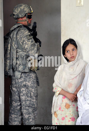 Le sergent de l'armée américaine. David Sterin de Boulder, au Colorado, un membre de la force de sécurité de l'Équipe provinciale de reconstruction Nuristan, monte la garde au centre de district dans l'Alingar District de la province de Laghman, le 28 octobre 2010. Le PRT et de Laghman Nuristan coopérer pour aider le gouvernement à améliorer l'Alingar de sécurité et d'accroître l'infrastructure dans le district. Le sergent-chef en chef. Richard Simonsen Banque D'Images