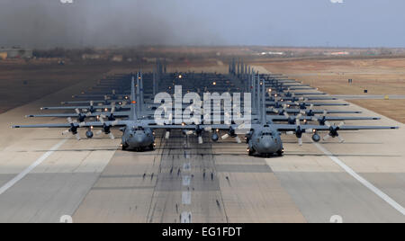 11 C-130H Hercules' et 13 C-130J Super Hercules' se préparent à décoller le 6 décembre 2014, à partir de Dyess Air Force Base, Texas, à l'appui de l'Armée de l'air américaine de l'École d'armes d'exercice commun de l'entrée forcée 14B. Le C-130H modèles sont de diverses unités de la Garde nationale aérienne et le C-130J modèles sont du 317e groupe de transport aérien à Dyess Air Force Base, Texas. En plus de la C-130, l'JFEX inclus environ 20 C-17 Globemaster III et divers autres appareils. Navigant de première classe Alexander Guerrero Banque D'Images