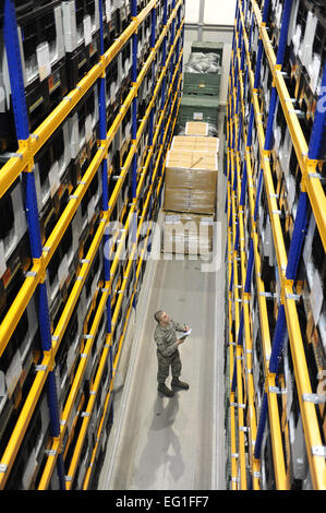 Navigant de première classe Alexander Hershberger prend inventaire des bacs de stockage 28 Janvier, 2015, sur la base aérienne de Ramstein, en Allemagne. Au cours d'une semaine moyenne, le 86e Escadron de préparation logistique de l'équipement de protection individuelle du processus d'équipe à propos de 130 à 150 membres de l'équipement de protection individuelle, allant de toutes les bases des Forces aériennes américaines au en Europe et les Forces aériennes de l'Afrique. Hershberger est un REI affecté à la 86e LRS. Un membre de la 1re classe Michael Stuart Banque D'Images