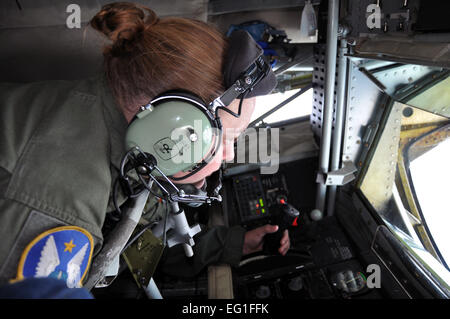 Dopfel Senior Airman Sierra, un perchman affecté à l'Armée de l'air Réserver 931st Groupe de ravitaillement en vol, McConnell Air Force Base, au Kansas, contrôle la rampe d'un ravitaillement en vol KC-135 Stratotanker pendant un exercice de ravitaillement en vol, le 12 mai 2014. Dopfel a pour tâche de "voler" le KC-135 de ravitaillement en vol, dans le récipient de carburant de l'avion afin de transférer le carburant en vol. Ravitaillement en vol permet aux appareils pour rester en suspension dans l'air sans avoir à la terre pour faire le plein et étend la portée de la U.S. Air Force. Le capitaine Zach Anderson Banque D'Images