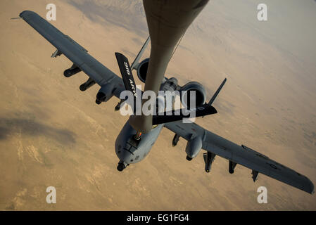 Un A-10 Thunderbolt II reçoit le combustible dans un KC-135 Stratotanker, 10 juillet 2014, sur l'Est de l'Afghanistan. Le A-10 est affecté à la 303e Escadron expéditionnaire, l'aérodrome de Bagram, en Afghanistan et le KC-135 est affecté à la 340e Escadron expéditionnaire de ravitaillement en vol, Al Udeid Air Base, au Qatar. Sa maniabilité à faible vitesse et basse altitude a fait de la Thunderbolt II L'un des avions les plus utilisés pour l'appui aérien rapproché tout au long de l'opération Enduring Freedom. Airman Senior Matthieu Bruch Banque D'Images