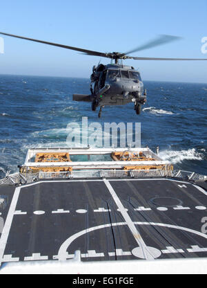 California Air National Guard membres affectés à la 129e Escadron de sauvetage conduite d'appontage d'avions qualifications avec la Garde côtière des États-Unis à environ 25 milles marins au large de la côte du nord de la Californie le 20 juin 2012. C'est le premier atterrissage d'un Air Force HH-60G Pave Hawk sur la sécurité nationale des garde-côtes USCG Bertholf. Le s.. Kim E. Ramirez Banque D'Images