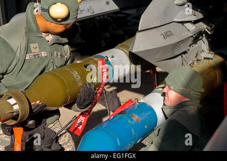 U.S. Air Force Tech. Le Sgt. Dennis Donahue et droit d'un membre de la 1re classe de la gauche Charles Desmond New Jersey Air National Guard's 177e Escadre de chasse des groupes de contrôle de l'ordinateur de déchargement de GBU-12 Paveway II qui sont montés sur un F-16C Fighting Falcon au cours de la charge annuelle de la concurrence de l'équipage le 9 janvier à l'Atlantic City Air National Guard Base, au New Jersey. Donahue et Charles sont des spécialistes des systèmes d'armement d'aéronefs affectés au 177e Escadron de maintenance des aéronefs. Tech. Le Sgt. Matt Hecht Banque D'Images