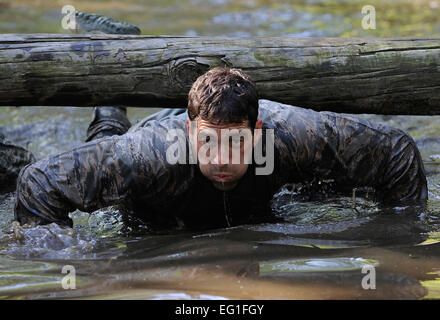 U.S. Air Force Le major Christopher Wright navigue dans un obstacle d'eau au cours d'une mission de combat évaluation d'état pour les cours d'Pre-Ranger à Fort Bragg, N.C., 14 juin 2012. Wright est le directeur des opérations de la 14e Escadron des opérations d'appui aérien au Pape Domaine, N.C. Val Gempis Banque D'Images