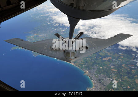Un B-2 Spirit de Whiteman Air Force Base, Mo., effectué avec un ravitaillement en vol KC-135 Stratotanker à partir de la Royal Air Force le 11 juin 2014 Mildenhall, plus de Cornwall, Angleterre. Whiteman AFB participe à des opérations de formation de familiarisation pendant le déploiement de RAF Fairford. Les cadres supérieurs de l'US Air Force Airman par Christine Griffiths Banque D'Images