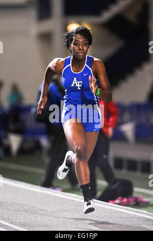 Funmi Akinlosotu regroupe la vitesse pendant le saut en cas de l'Armée de l'air de vacances ouvert d'athlétisme à l'école des cadets de la maison du domaine piste intérieure Le 12 décembre 2014. Akinlosotu, un étudiant à l'Académie, a terminé troisième à 35'5". Liz Copan Banque D'Images