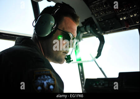 U.S. Air Force Le Capitaine Jeffrey Bliss, un étudiant avec le 29e Escadron d'armes, effectue des procédures de démarrage à bord d'un C-130J Hercules avant une mission dans le cadre de l'École d'armes de l'US Air Force sur la base aérienne Nellis, Nevada, le 11 mai 2012. Les armes de l'Armée de l'air est une école de cinq mois et demi, qui fournit des cours de formation des officiers choisis avec la formation avancée dans la plupart des armes et tactiques de l'emploi. Tout au long du cours, les étudiants reçoivent en moyenne 400 heures de cours de deuxième cycle universitaire et de participer à des missions d'entraînement de combat exigeant. Le s.. Eric Harris Banque D'Images