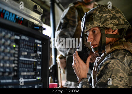 Le Capitaine Melissa Collins dirige les dirigeants de l'élément au cours d'une capacité de survivre et de faire fonctionner le 22 avril 2014, formation, à Eielson Air Force Base, en Alaska. L'ATSO testés formation aviateurs Eielson avec différentes situations d'urgence y compris l'attaque aérienne et chimique, et de l'aide et soins. buddy Collins est un 354e Escadron de génie civil du génie de l'officier responsable. Peter Reft Senior Airman Banque D'Images