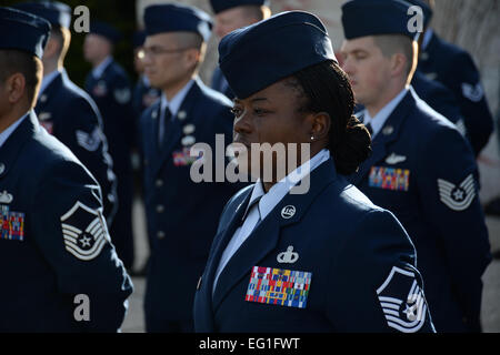 Le sergent-chef. Shaneeka Jones est de parade reste pendant une journée des anciens combattants cérémonie du souvenir le 11 novembre 2013, à l'Henri-Chapelle American Cemetery and Memorial en Belgique. Plus de 40 membres du service américain a participé à la cérémonie devant près de 100 participants d'honorer le service et le sacrifice des anciens combattants américains. Jones est le surintendant des enregistrements de vol du 470e Escadron de la Base aérienne La Base Aérienne de l'OTAN à Geilenkirchen, en Allemagne. Le s.. Joe W. McFadden Banque D'Images