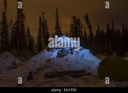 Navigant de première classe Ray Simon donne de son thermalized tente un bâti en survie arctique au cours de l'école 15 janvier 2015, près de Eielson Air Force Base, en Alaska. L'un thermalized-châssis est conçu pour garder les survivants chaud et sec en arctique. Simon est un 3e Escadron de soutien de maintenance chef d'équipe. Le s.. Vernon Young Jr. Banque D'Images
