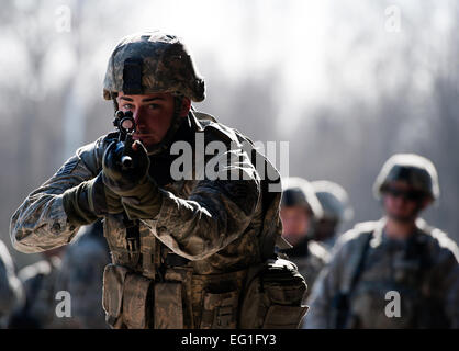 Le s.. Richard Phillips techniques pratiques sexuelles au cours de la bataille, les chefs de cours d'assaillants le 11 mars 2014, à la base aérienne de Ramstein, en Allemagne. Le traitement de 12 jours est conçu pour enseigner aux aviateurs, une variété de compétences, y compris bon de commande d'armes pendant le déplacement et la manière de procéder dans les cas où un actif a été prise par les forces de l'opposition. Phillips est un 703e Escadron de soutien Munitions membre de la force de garde. Damon Kasberg Senior Airman Banque D'Images