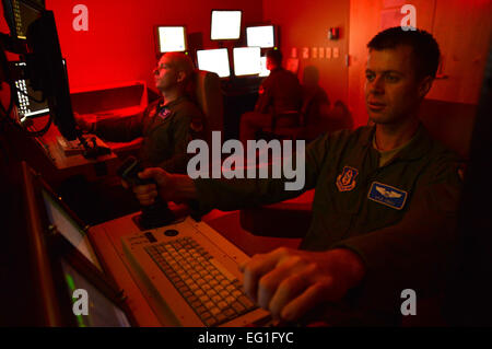 Un équipage d'aéronefs pilotés à distance, effectue une mission de formation simulée sur un MQ-9 Reaper à Creech Air Force Base, Nevada, le 8 mai 2014. L'équipage est affecté à la 91e Escadron d'attaque, et a récemment reçu le Trophée 2013 Grover Loening. La Loening trophée est décerné pour avoir l'un des meilleurs programmes de l'aviation générale. Le s.. N.B. Banque D'Images