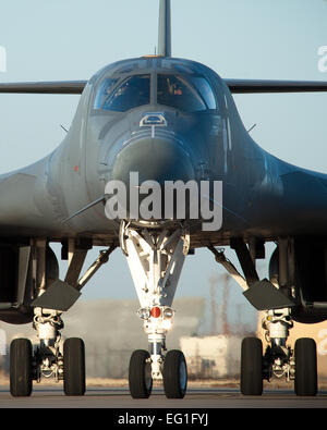 La première opérationnelle mis à niveau B1-B Lancer des taxis dans un équipage avant le 21 janvier 2014 swap, à Dyess Air Force Base, Texas. Le B-1B Lancer a été récemment amélioré avec un nouveau système intégré de la station de combat. L'IBS est une combinaison de trois différentes mises à niveau, qui comprennent un lien de données entièrement intégré, un affichage de la situation verticale, mise à niveau et d'un centre de mise à niveau vers le système intégré. La mise à niveau permettra d'aider le personnel de soutien au sol et en vol pour identifier et résoudre les anomalies du système B-1. Le s.. Richard Ebensberger Banque D'Images