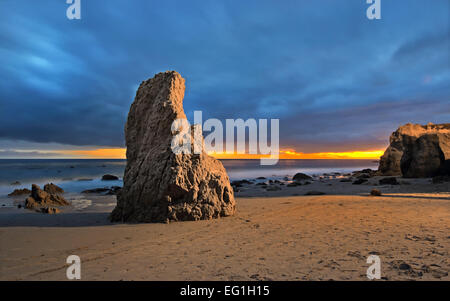 La plage de Malibu avec des pierres, moody sky et vagues, à Los Angeles, Californie, USA Banque D'Images