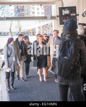 New York, USA. Feb 13, 2015. L'humoriste Kathy Griffin arrive avec son entourage à l'automne 2015 Fashion Week montre dans le Lincoln Center de New York le Vendredi, Février 13, 2015. Griffin a pris en charge l'hébergement de la mode populaire programme de la police après la mort de Joan Rivers. Crédit : Richard Levine/Alamy Live News Banque D'Images