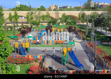 Jeux pour enfants dans le parc de la ville, Valence, Communauté Valencienne, Espagne Banque D'Images