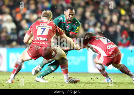 Leicester, Royaume-Uni. Feb 13, 2015. Aviva Premiership. Leicester Tigers contre Gloucester Rugby. Vereniki Goneva (Leicester Tigers) est abordé par Matt Kvesic et Darren Dawidiuk (Gloucester). © Plus Sport Action/Alamy Live News Banque D'Images