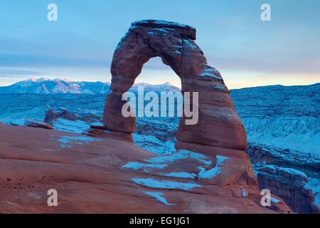 Célèbre Delicate Arch dans Arches National Park près de Moab, Utah en hiver avec la neige. Banque D'Images