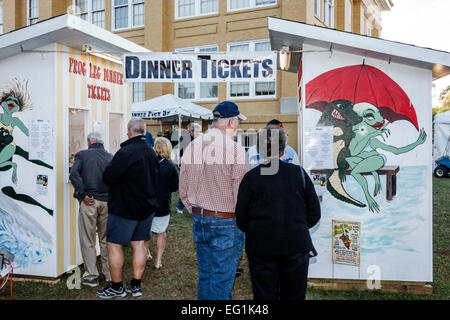 Florida Fellsmere, Frog Leg Festival, billets pour le dîner, ligne, file d'attente, stand, les visiteurs voyage visite touristique touristique site touristique monuments culture culturel Banque D'Images