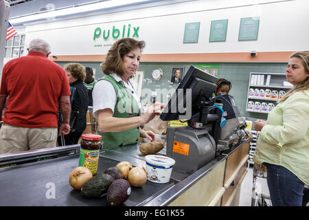 Florida Fellsmere,Publix,épicerie,supermarché,intérieur,paiement,ligne,file,caissière,adulte femme femme femme femme,travail,serveurs emploient Banque D'Images