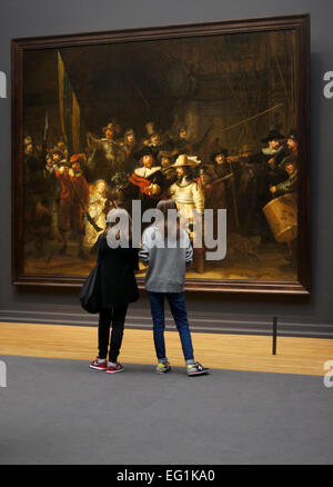 Deux jeunes filles à la nuit à surveiller dans le fameux musée Banque D'Images