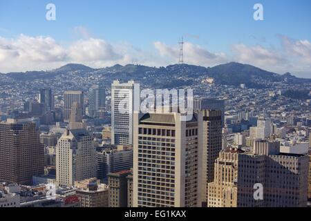 Nuages sur San Francisco et Sutro Tower pris de haut dans l'air dans le quartier financier. Banque D'Images