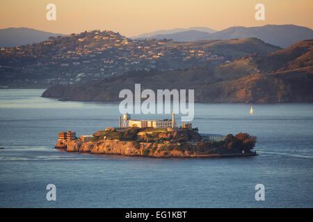 Superbe vue d'Alcatraz dans la baie de San Francisco au coucher du soleil Banque D'Images