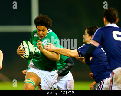 Ashbourne RFC, l'Irlande. Feb 13, 2015. 6 la femme des Nations Unies. L'Irlande contre la France. Sophie Spence (Irlande) entraîne l'avant. © Plus Sport Action/Alamy Live News Banque D'Images