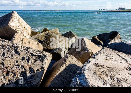 Fort ft. Pierce Florida,Hutchinson Barrier Island,fort Pierce Inlet Water State Park,Atlantic Ocean water béton,jetée,brise-lames,protection,Shore e Banque D'Images