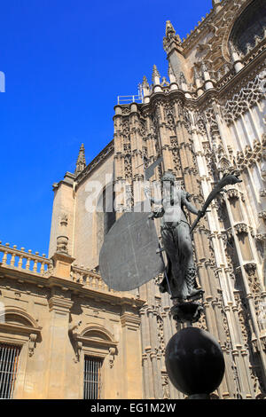 Statue de la Foi, Plaza Virgen de los Reyes, La Cathédrale Sainte Marie de l'Voir, Séville, Andalousie, Espagne Banque D'Images