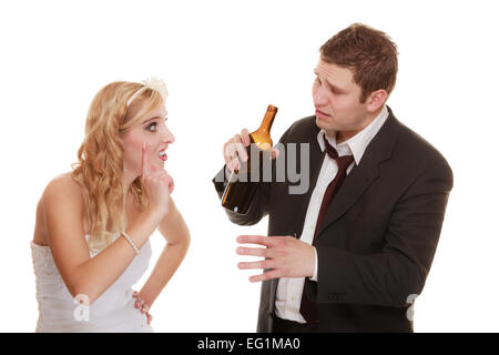 Couple de mariage malheureux, mariée avec boissons alcool marié. Femme à son futur - la violence à l'alcoolisme problèmes concept Banque D'Images