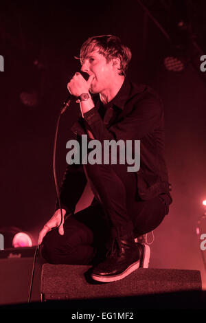 Londres, Royaume-Uni, le 13 février 2015. Ricky Wilson chanteur de Kaiser Chiefs, Performance Live à l'O2 Arena. Crédit : Robert Stainforth/Alamy Live News Banque D'Images