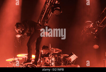 Londres, Royaume-Uni, le 13 février 2015. Ricky Wilson chanteur de Kaiser Chiefs, Performance Live à l'O2 Arena. Crédit : Robert Stainforth/Alamy Live News Banque D'Images