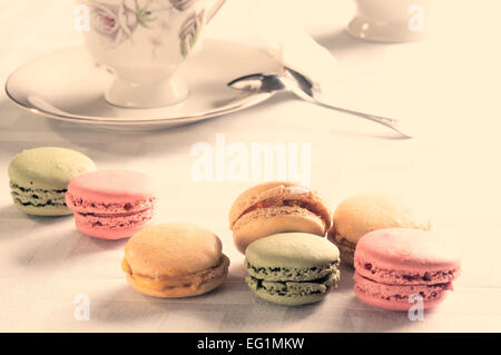 Macarons colorés traditionnels français sur une table pour le petit-déjeuner avec filtre dans ton instagram Banque D'Images