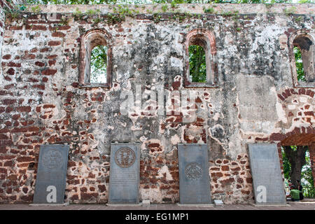 Pierres tombales anciennes bordant les murs de la demeure de Saint Paul's Church à Malacca, Malaisie. Banque D'Images