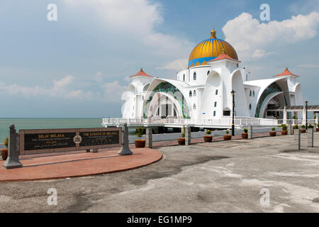 Le détroit de Malacca (aka mosquée Masjid Selat Melaka) à Malacca, Malaisie. Banque D'Images