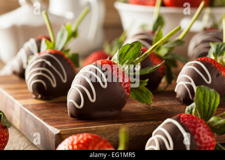 Fraises au chocolat maison prêt à manger Banque D'Images